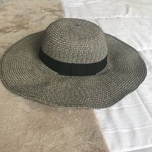 Beautiful Black & White Beach/Sun Hat